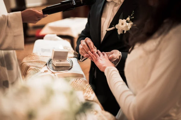 Pareja Joven Iglesia Tomados Mano Con Anillos Durante Ceremonia Boda — Foto de Stock