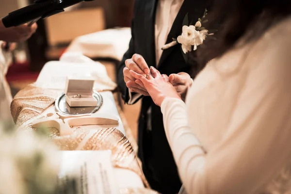 Fiatal Pár Templomban Kéz Kézben Gyűrűkkel Esküvő Alatt Szerelem Levegőben — Stock Fotó