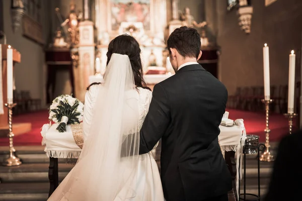 Pareja Joven Frente Dios Durante Ceremonia Boda Hermosa Iglesia — Foto de Stock