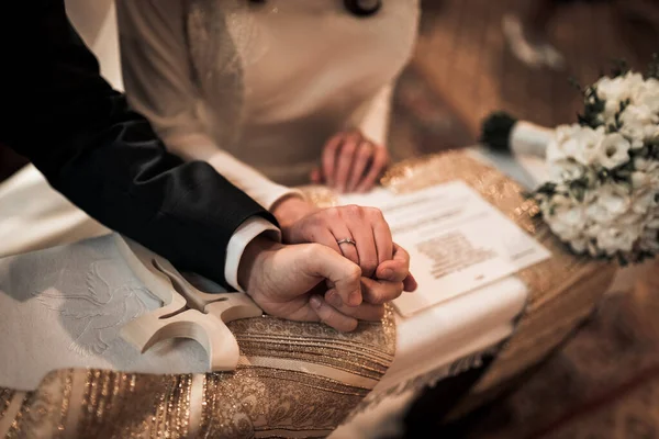 Młoda Para Kościele Trzymająca Się Ręce Obrączkami Podczas Ceremonii Ślubnej — Zdjęcie stockowe