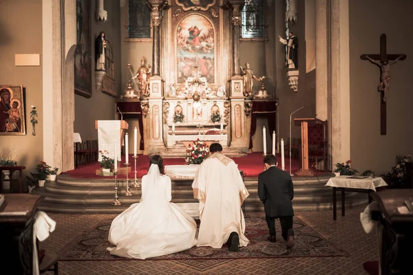 Młoda Para Przed Bogiem Podczas Ceremonii Ślubnej Księdzem — Zdjęcie stockowe