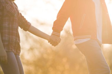 Seni seviyorum. Havada aşk kokusu var. Oğlan, güzel, sıcak gün batımı ışığında kızları tutuyor. İnsanlar arasında aşk. İlişki hedefleri, birbirine aşık iki genç insan. Birlikte yaşayın ve birlikte yürüyün. Yaz geliyor.