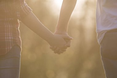 Seni seviyorum. Havada aşk kokusu var. Oğlan, güzel, sıcak gün batımı ışığında kızları tutuyor. İnsanlar arasında aşk. İlişki hedefleri, birbirine aşık iki genç insan. Birlikte yaşayın ve birlikte yürüyün. Yaz geliyor.