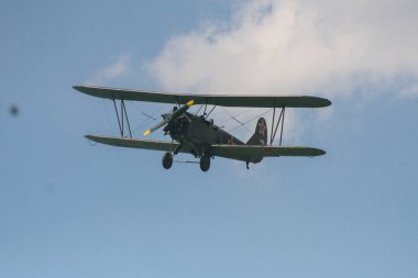 Eski savaş uçağı havada, uçakta.