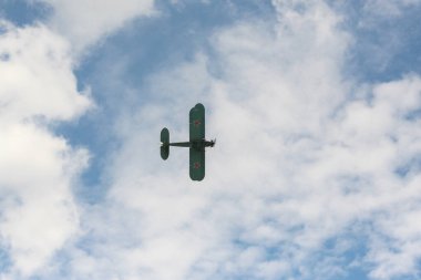 Eski savaş uçağı havada, uçakta.