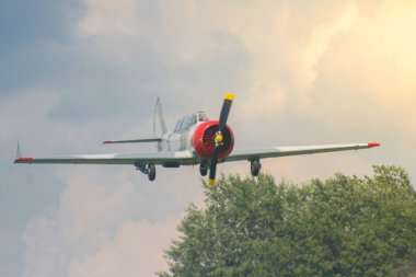 Eski savaş uçağı havada, uçakta.