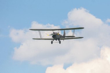 Eski savaş uçağı havada, uçakta.