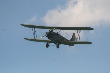 Eski savaş uçağı havada, uçakta.