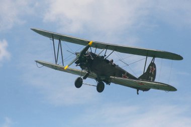 Eski savaş uçağı havada, uçakta.