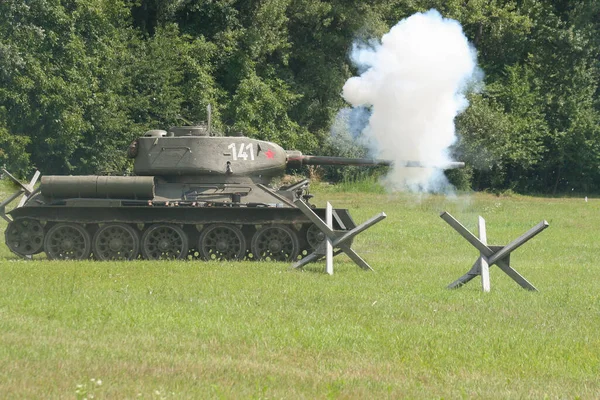 İkinci Dünya Savaşı 'ndan kalma Rus tankı T-34 muharebe alanında çarpışma halinde.