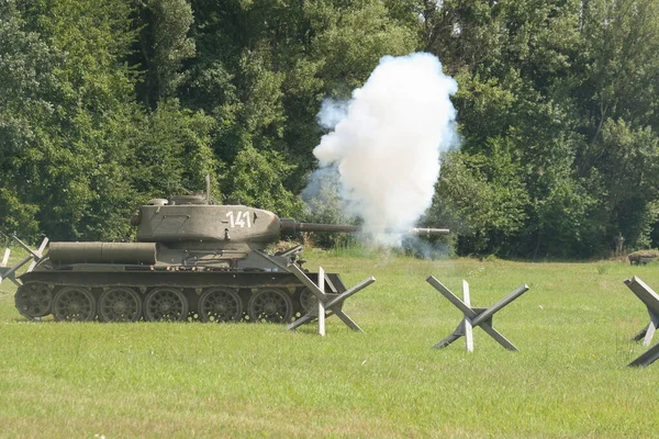 Танковые Выстрелы Поле — стоковое фото