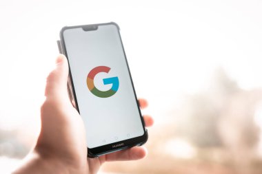 New York, ABD, 1. HUAWEI ekranında Google uygulama simgesi, yakın plan. Google simgesi. Google uygulaması. Google Sosyal medya ağı. Sosyal ortam simgesi
