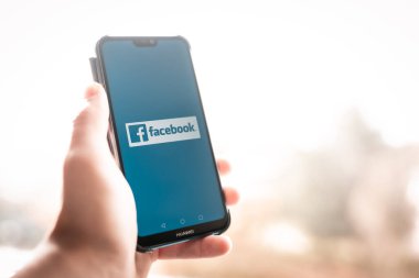 NEW YORK, ABD, 1 Kasım 2021: HUAWEI ekranında Facebook uygulama simgesi. Facebook ikonu. Facebook uygulaması. Facebook Sosyal medya ağı. Sosyal ortam simgesi