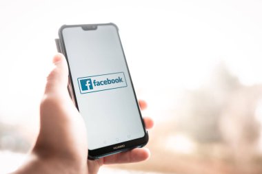 NEW YORK, ABD, 1 Kasım 2021: HUAWEI ekranında Facebook uygulama simgesi. Facebook ikonu. Facebook uygulaması. Facebook Sosyal medya ağı. Sosyal ortam simgesi