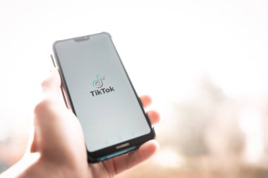 NEW YORK, ABD, 1 Kasım 2021: HUAWEI ekranında Tik Tok uygulama simgesi. Tik Tok simgesi. Tik tok uygulaması. Tiktok Sosyal medya ağı. Sosyal 