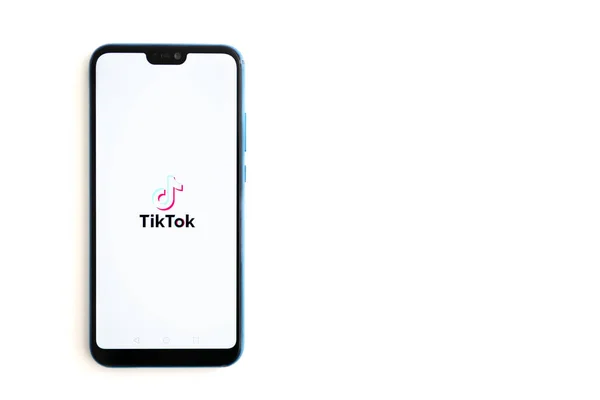 NEW YORK, ABD, 1 Kasım 2021: HUAWEI ekranında Tik Tok uygulama simgesi. Tik Tok simgesi. Tik tok uygulaması. Tiktok Sosyal medya ağı. Sosyal 