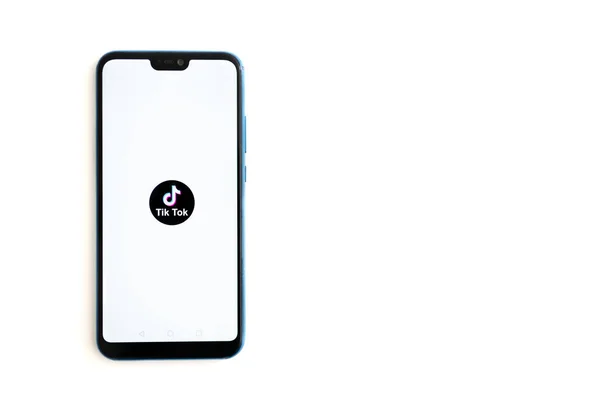 NEW YORK, ABD, 1 Kasım 2021: HUAWEI ekranında Tik Tok uygulama simgesi. Tik Tok simgesi. Tik tok uygulaması. Tiktok Sosyal medya ağı. Sosyal 