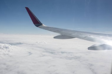 Seyahat etmek, uçakla uçmak, bulutların üstündeki uçakla dünyayı dolaşmak.