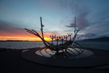 Reykjavik, İzlanda, Günbatımında Güneş Gezgini  