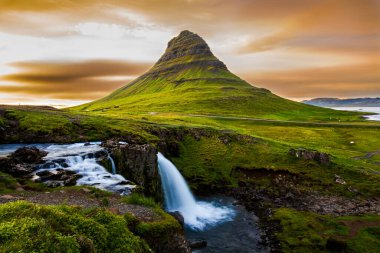 Kirkjufell İzlanda 'da, İzlanda' nın en güzel dağı Şelale Kirkjufellsfoss (Grundarfjorour)