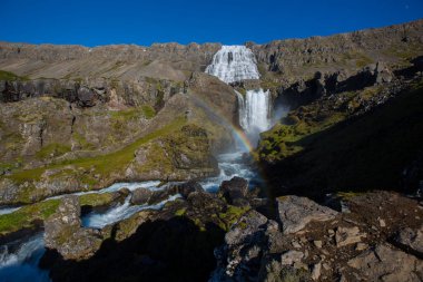 Dynjandi şelalesi İzlanda 'da gökkuşağı, batı fiyortları, inanılmaz şelale, aşk yolculuğu