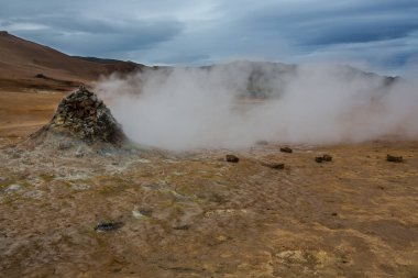 Bu İzlanda doğası! Bir sürü rengi olan vahşi doğa, buz, kar, lav, volkanlar, dünyayı gezmek, İzlanda 'da seyahat etmek.