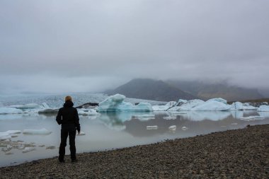 Çift İzlanda 'daki buzul buzullarının yanında macera gezisi, İzlanda seyahati, küresel ısınma, çevre sorunu 