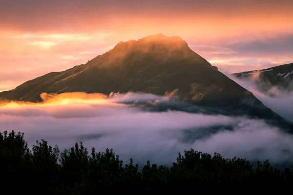 Tramonto Islanda Montagne Nebbia Nel Tramonto Colorato Serata Magica Islanda — Foto Stock