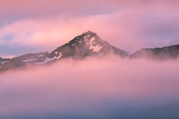Pôr Sol Islândia Montanhas Nevoeiro Pôr Sol Colorido Noite Mágica — Fotografia de Stock