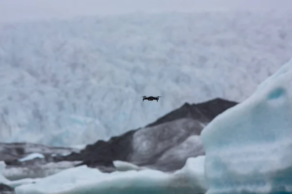 无人机拍摄和录音 背景为冰雪山脉 无人机在空中 无人机在冰岛 — 图库照片