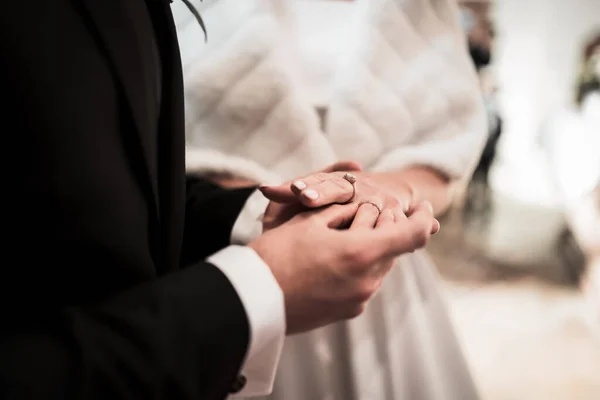 Кохання Повітрі Молода Пара Тримає Руки Деталі Кільцях День Весілля — стокове фото