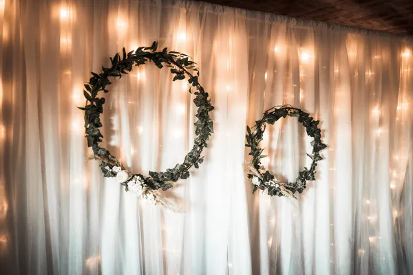 フード付きの結婚式テーブル付きの美しい結婚式の部屋 花と飲み物 ライト — ストック写真