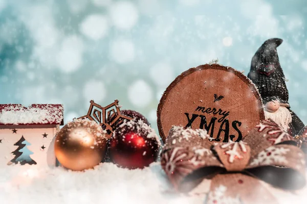 Χαριτωμένο Φόντο Χριστούγεννα Νάνο Και Μπάλες Χριστούγεννα Στο Χιόνι Διακόσμηση — Φωτογραφία Αρχείου