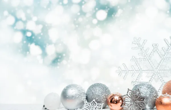 Beyaz Mavi Noel Arkaplanı Karlı Yıldızlı Balolar Dekorasyon Noel Zamanı — Stok fotoğraf