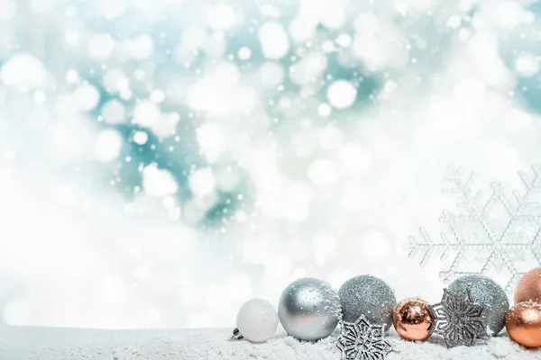 Beyaz ve mavi noel arkaplanı, karlı ve yıldızlı balolar, dekorasyon, noel zamanı geliyor, tebrik kartı, afiş, poster