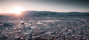 Eriyen buzullar, küresel ısınma, çevre kirliliği, küresel ısınma etkisi kavramı. İklim kavramını değiştir. İklim Krizi ve Çöküşü. İklim Acil Durumu