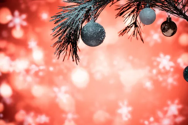 Noel Arkaplanı Çeçenizde Asılı Noel Baloları Dekorasyon Noel Zamanı Geliyor — Stok fotoğraf