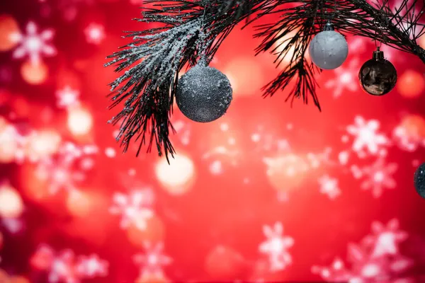 Noel Arkaplanı Çeçenizde Asılı Noel Baloları Dekorasyon Noel Zamanı Geliyor — Stok fotoğraf