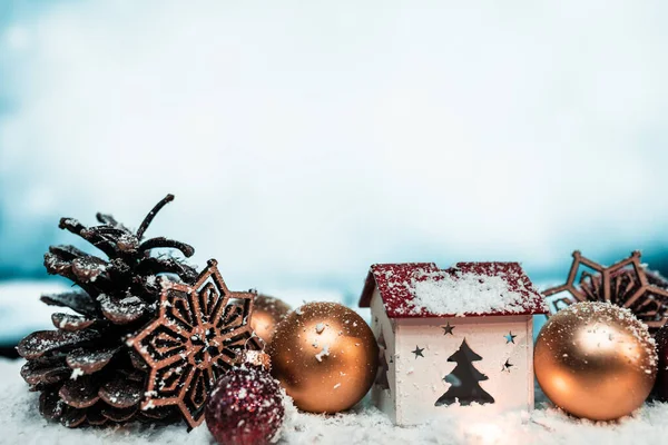 Άσπρο Και Μπλε Χριστουγεννιάτικο Φόντο Μπάλες Στο Χιόνι Και Αστέρια — Φωτογραφία Αρχείου