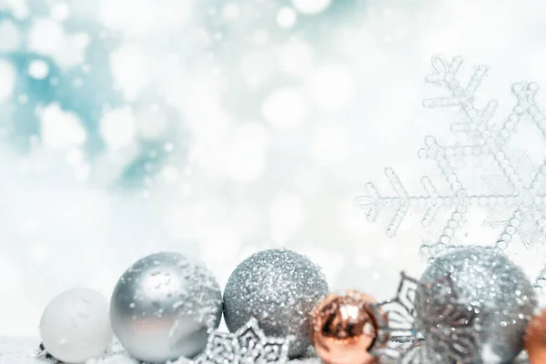 Beyaz Mavi Noel Arkaplanı Karlı Yıldızlı Balolar Dekorasyon Noel Zamanı — Stok fotoğraf