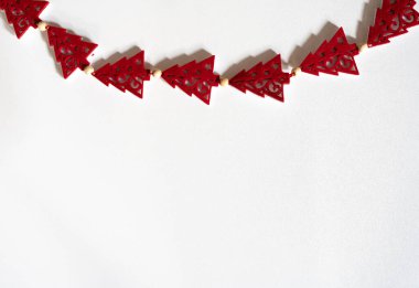 Mutlu noeller, mutlu noeller, Noel ağaçları ve ren geyikleriyle şirin noeller, beyaz arka plan, tatil afişi, web posteri, broşür, tebrik kartı, kapak. Xmas arkaplanı