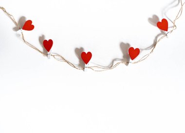  Birçok kalp asıldı, kalplerin çelengi izole edilmiş beyaz bir arka planda. Sevgililer Günü için dekorasyon, kartpostal, pankart