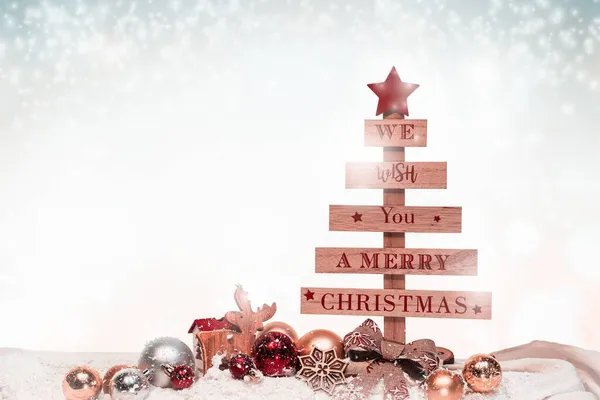 Mutlu Noeller, mutlu tatiller, karlı bir arkaplanda güzel topları olan bir Noel ağacı, tatil afişi, web posteri, broşür, tebrik kartı, kapak. Xmas arkaplanı