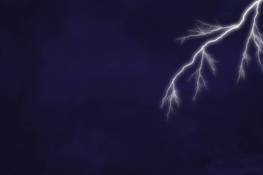 Koyu mavi arka planda şimşek çakıyor. Gök gürültülü fırtına, doğanın gücü, Geceleyin İllüstrasyon, yıldırım şeklinde soyut arka plan, enerji