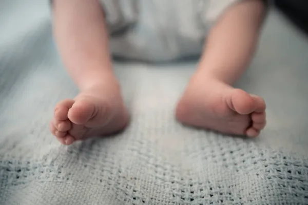 Olá Nova Vida Pés Bonitos Bebê Bebê Recém Nascido Deitado — Fotografia de Stock