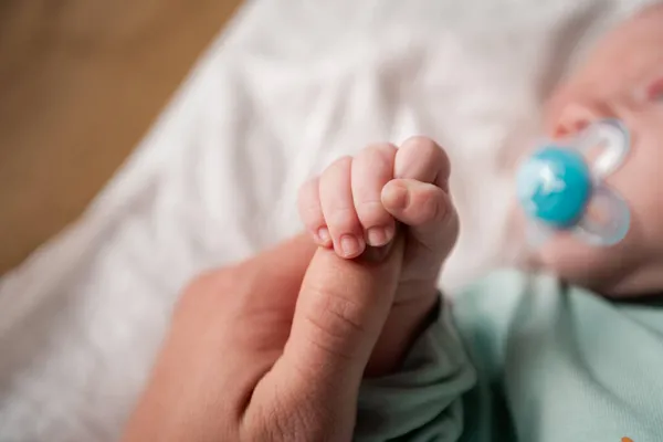 Mãe Está Segurando Seu Bebê Recém Nascido Conceito Calor Família — Fotografia de Stock