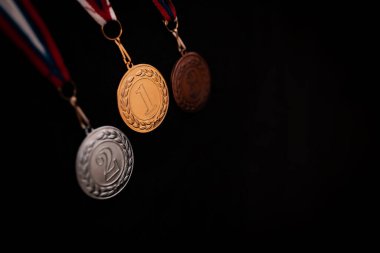 Altın, gümüş ve bronz madalyalar kazananlar için siyah izole edilmiş arka planda numaralar. Üç renkli kurdeleli madalya. 2022 Pekin 'de kış olimpiyatları, afiş ve arka plan için kullanışlı.