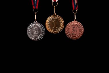 Altın, gümüş ve bronz madalyalar kazananlar için siyah izole edilmiş arka planda numaralar. Üç renkli kurdeleli madalya. 2022 Pekin 'de kış olimpiyatları, afiş ve arka plan için kullanışlı.
