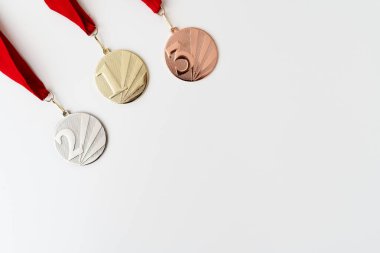 Altın, gümüş ve bronz madalyalar, kazananlar için beyaz izole edilmiş arka planda numaralar. Kırmızı kurdeleli madalya. 2022 kış oyunları, afiş ve arka plan için kullanışlı.