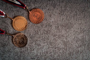 Altın, gümüş ve bronz madalyalar. Kazananlar için arka planda numaralar var. Üç renkli kurdeleli madalya. 2022 Pekin 'de kış olimpiyatları, afiş ve arka plan için kullanışlı.